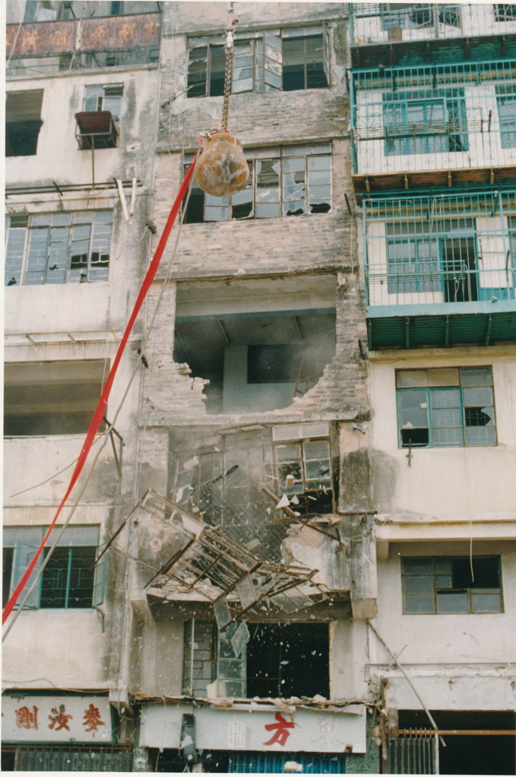 翻查资料，政府在1987年宣布清拆九龙城寨后，表示有3.3万居民受到影响。