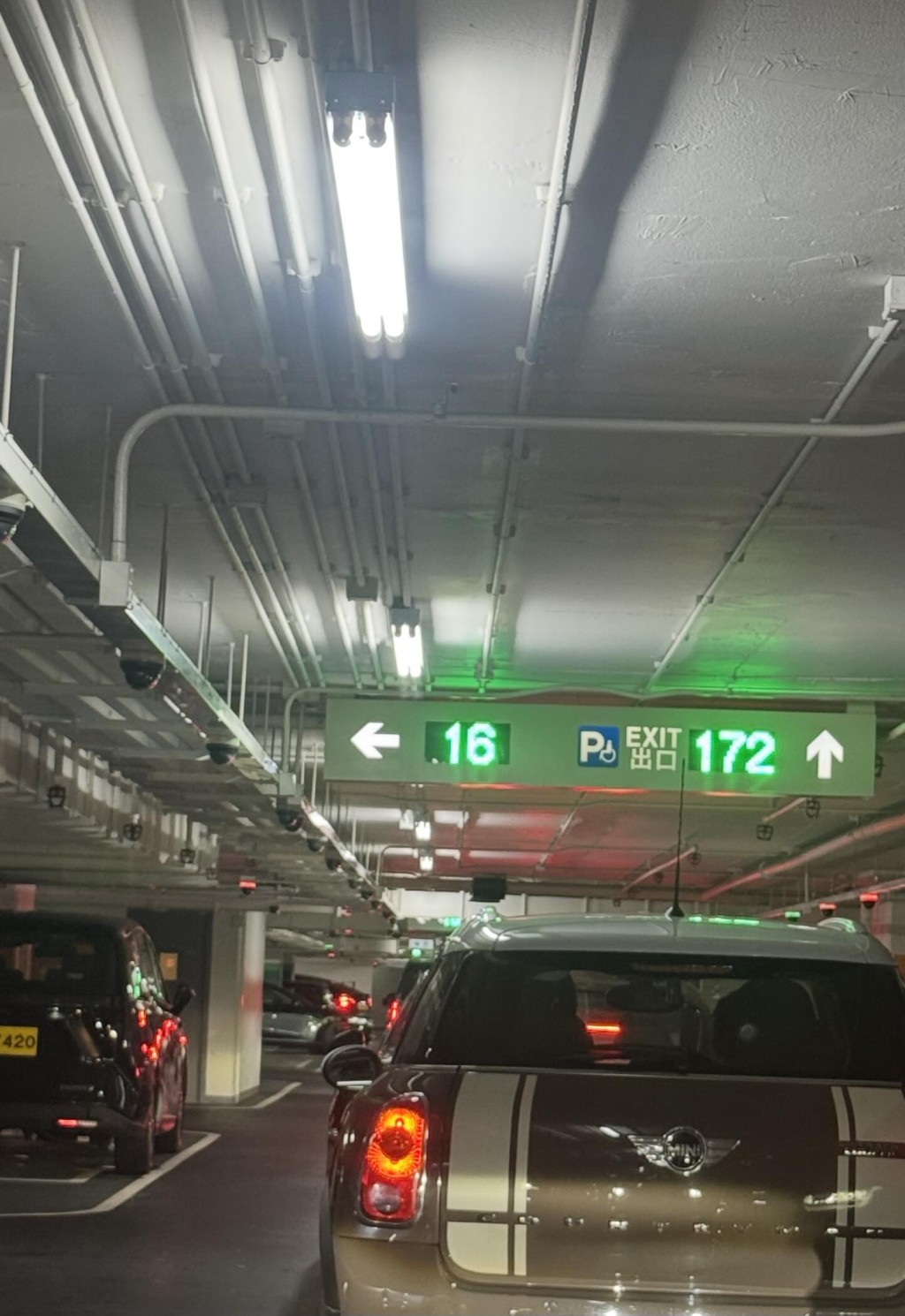 有車主表示「喺停車場入邊塞咗一個半鐘頭仲未出到去」。Threads@lokjessy 有車主表示「喺停車場入邊塞咗一個半鐘頭仲未出到去」。Threads@lokjessy