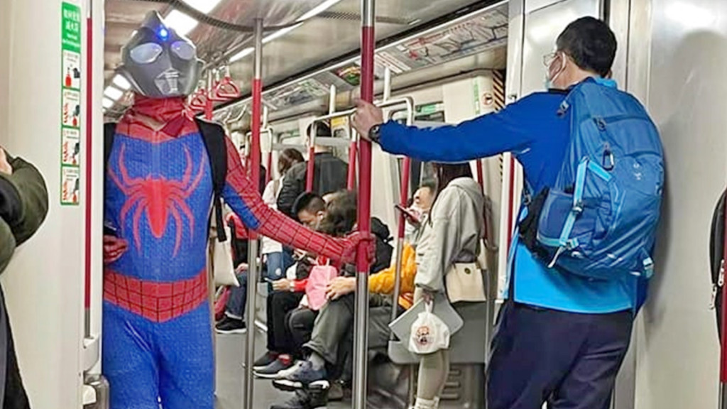 有网民早前在车厢发现超人迪迦走近细看，日本超人却穿了来自西洋的蜘蛛侠套装。网上截图