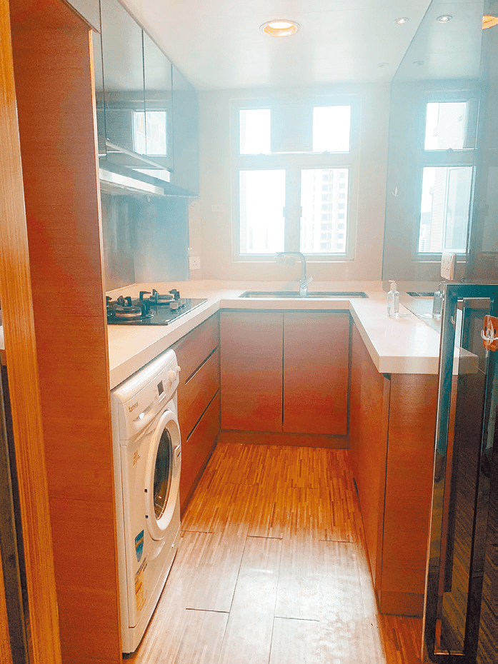 厨房设上下厨柜，提供不少储物空间。
