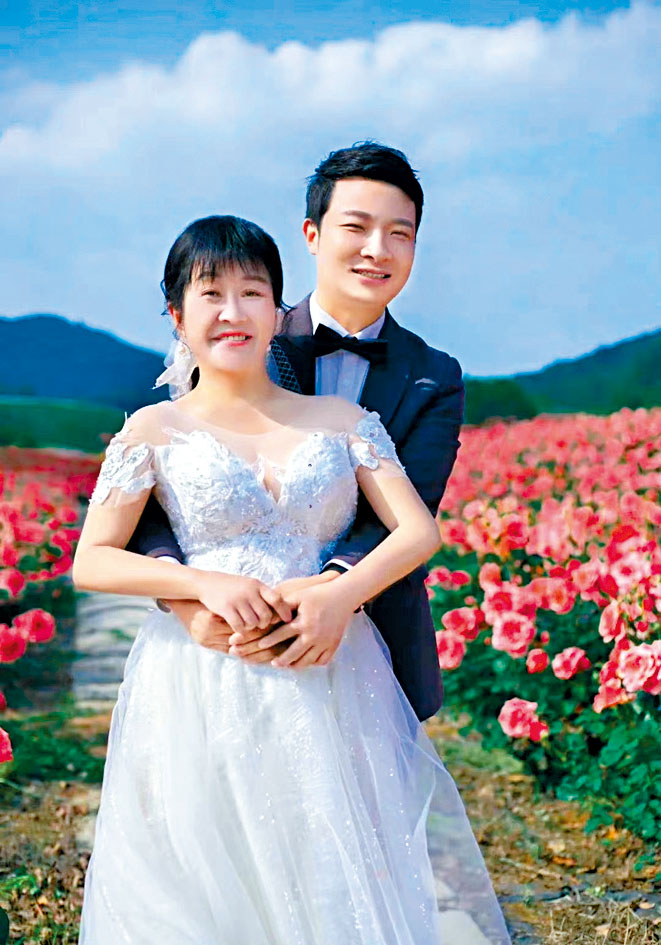 余秀華曾與男友拍恩愛婚紗照。