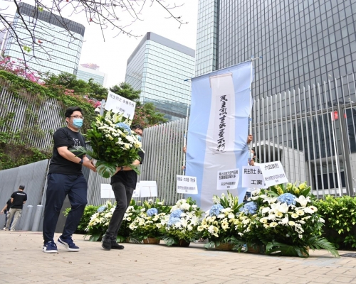 支聯會於政府總部外獻花，悼念六四事件的死難者。