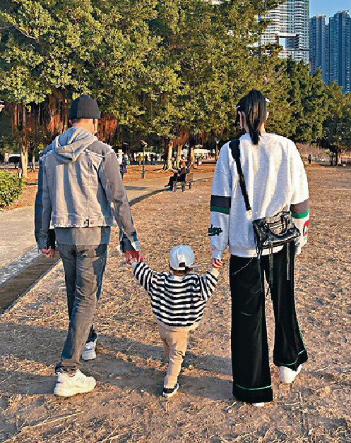 ■林峯與妻女在疫情下,有時間便會到戶外曬太陽。 ■林峯與妻女在疫情下,有時間便會到戶外曬太陽。