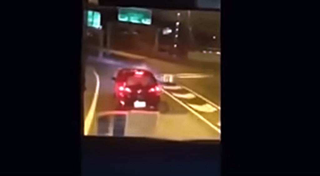 關早年因閘車問題被地盤工教訓。網圖