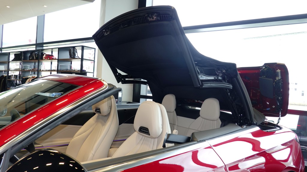 平治全新CLE開篷轎跑車，其布質隔音電動軟篷頂，可保暖並有助減低風切聲和噪音。