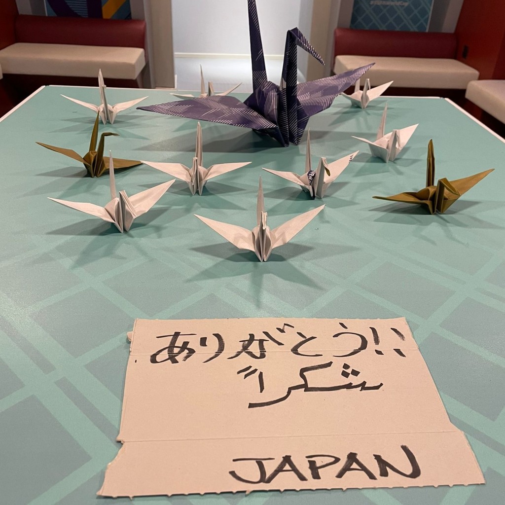 日本隊留下紙鶴並寫上日文及阿拉伯文「謝謝」字句。 Twitter圖