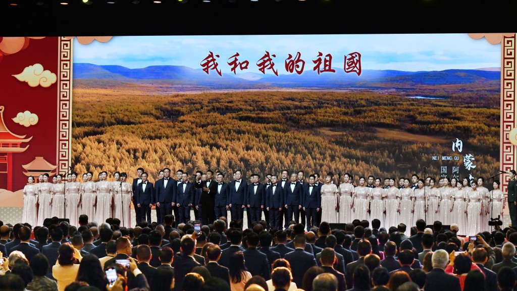 男的統一穿上黑色西裝配煲呔，女的穿上藕粉色晚禮服，他們唱歌時都七情上面。