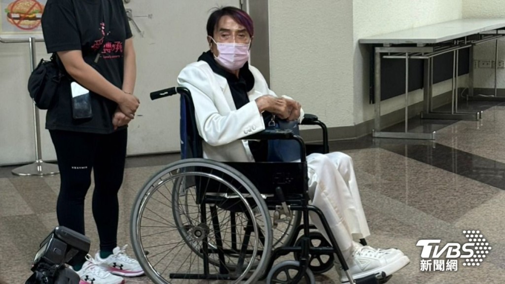 林冲今日（1日）出席台湾优质生命协会主办的爱传承关怀演唱会，他因双腿无力坐轮椅。