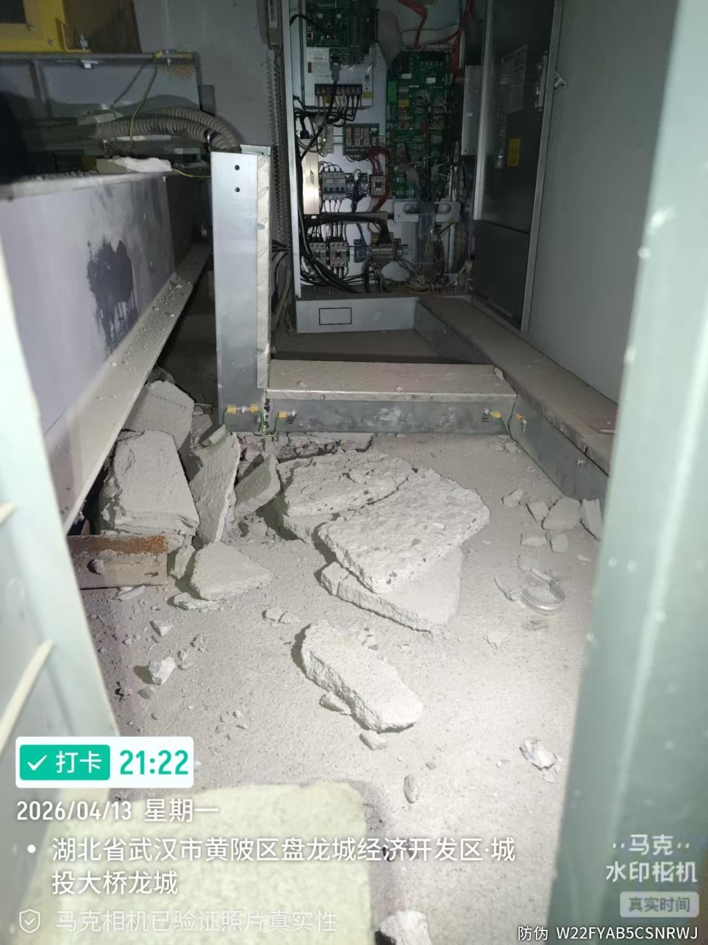 武汉有住宅的电梯失控冲顶，机房地板也被撞爆。抖音