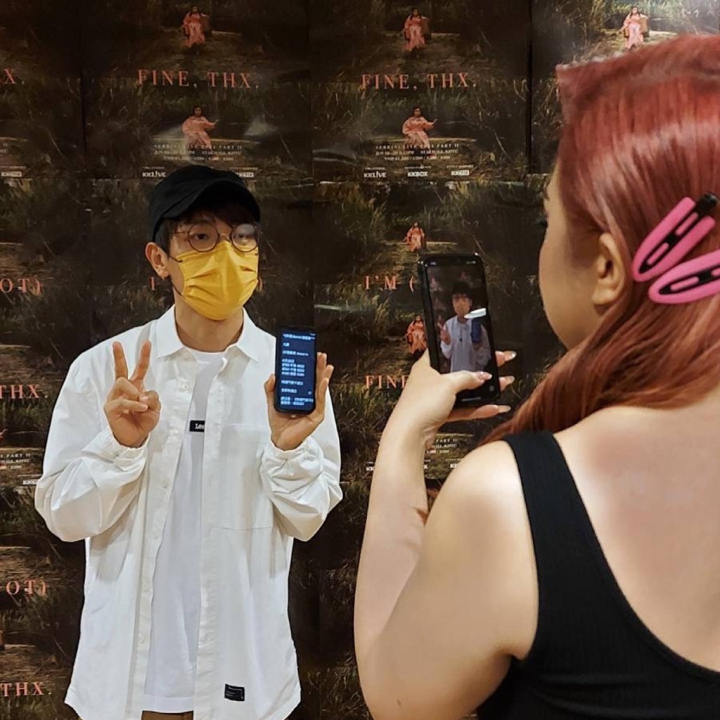 家謙特登走入後台展示黃牛短訊，向Serrini表示門票炒燶咗。