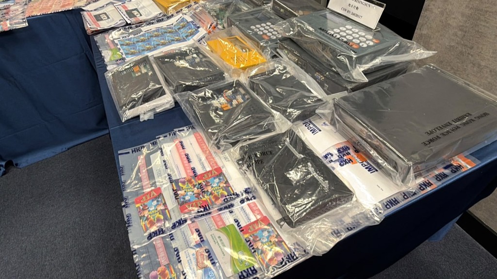 警方檢獲多部賭博遊戲機及主機板、傀儡戶口銀行咭、一批讀卡器、賭博積分卡。 警方檢獲多部賭博遊戲機及主機板、傀儡戶口銀行咭、一批讀卡器、賭博積分卡。