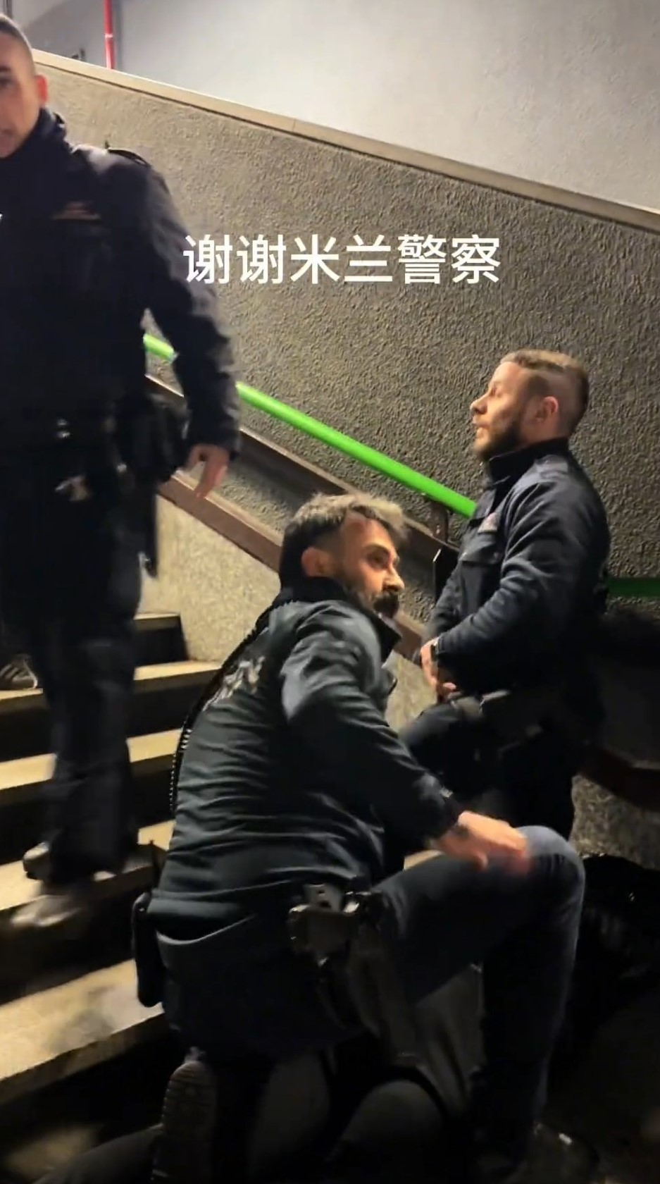 警方人員制服小偷。抖音@這個彬彬不太遜(抓小偷戰狼版) 警方人員制服小偷。抖音@這個彬彬不太遜(抓小偷戰狼版)