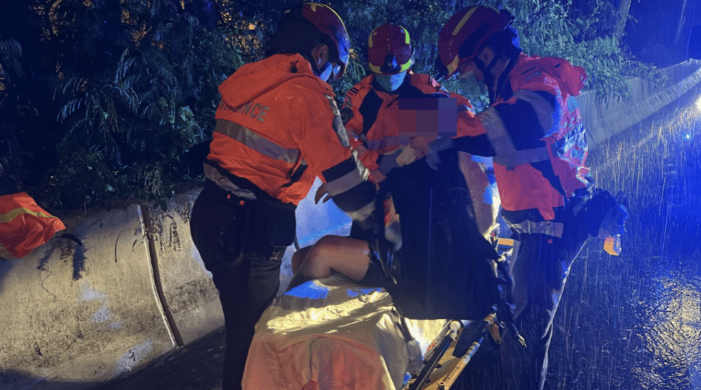 黃雨下疑地濕路滑 荃錦交匯處電單車撞箭嘴車 鐵騎士倒地受傷