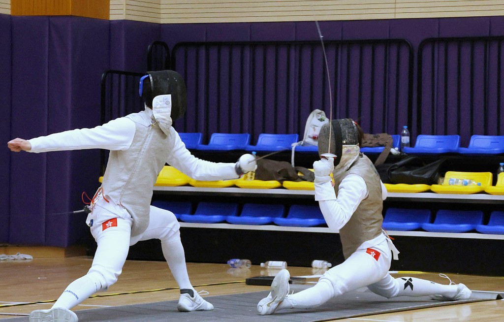 林浩朗（右）在香港分齡賽男花青年組決賽以15:7勝蔡子樂（左），成功衛冕冠軍。徐嘉華攝