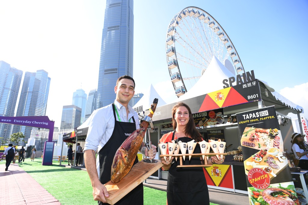 旅發局亦聯同全港逾300間酒吧餐廳於11月打造「品味全城」活動，讓市民及旅客由日到夜體驗香港享譽國際的酒吧及精彩飲食文化。旅發局