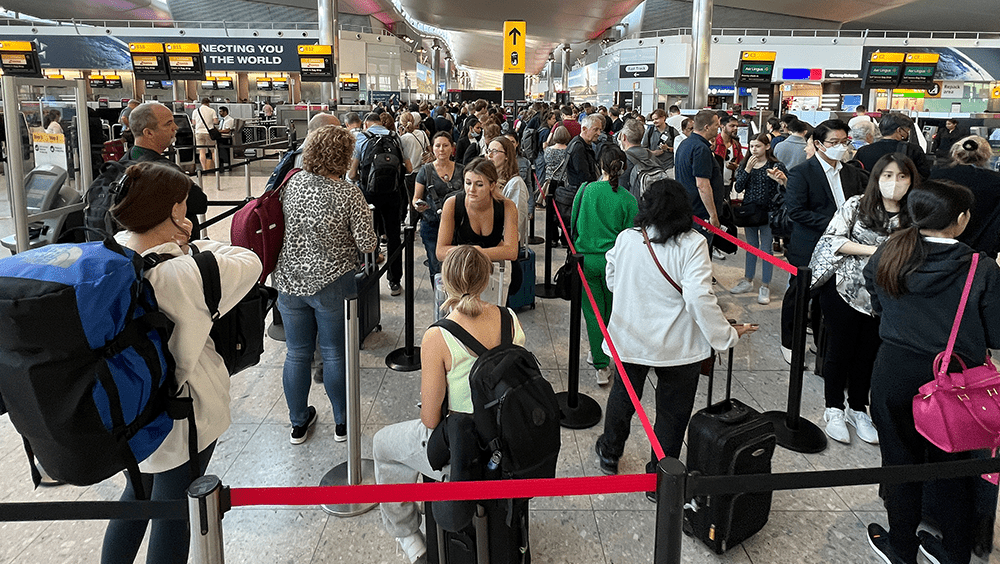 英國多個機場近日因為航空公司人手不足,取消大量航班,致旅客被迫滯留機場。AP圖