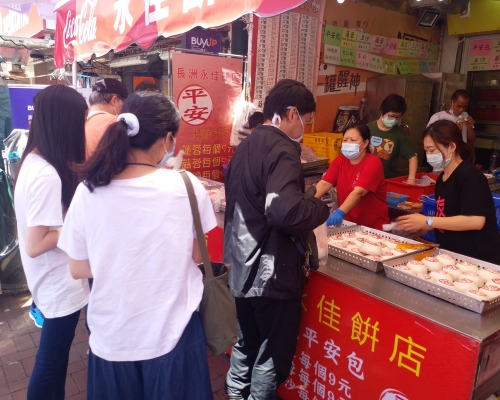 餅店生意理想,不少市民排隊購買平安包。
