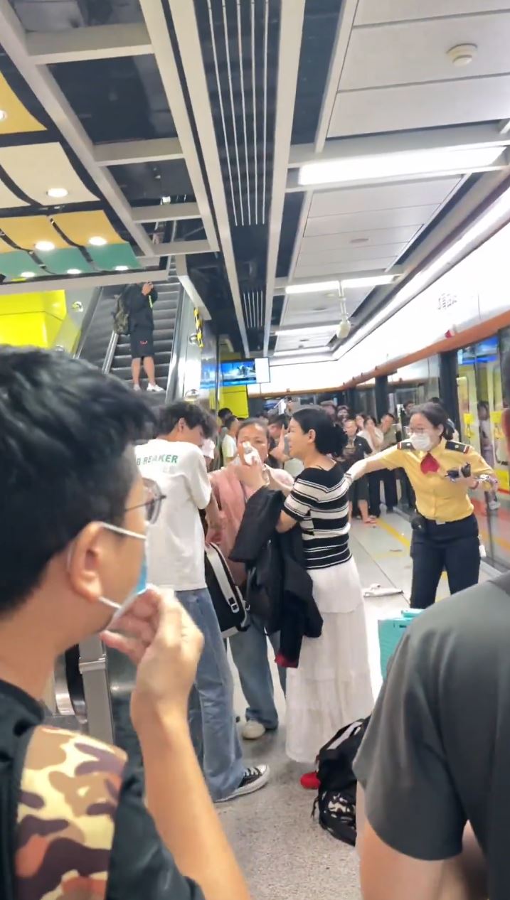 被喷中辣椒水乘客逃出车厢后，在月台用瓶装水洗眼。