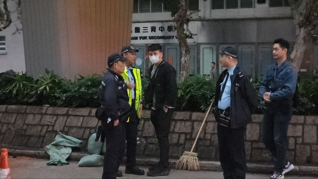 司機（左三）自行爬離車廂，未有受傷。黃文威攝