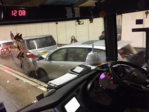 其中兩輛私家車相撞。香港突發事故討論區