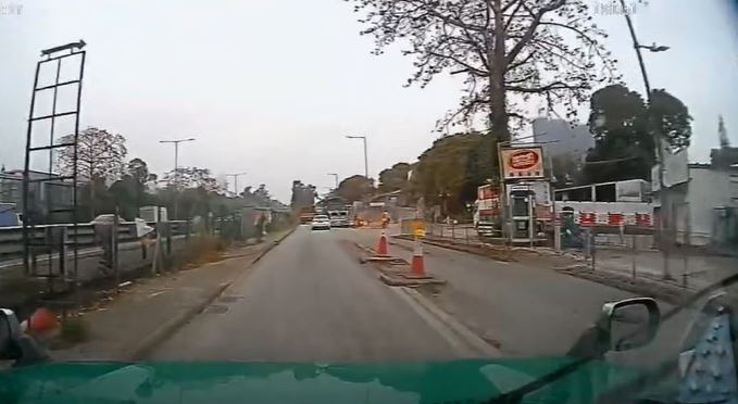 私家車踩界與貨車相撞。fb馬路的事 (即時交通資訊台) 