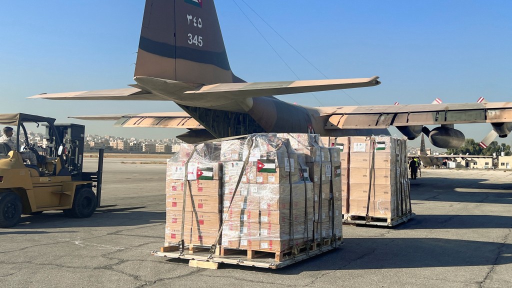 人道救援物资放在停机坪准备装上军机。路透社