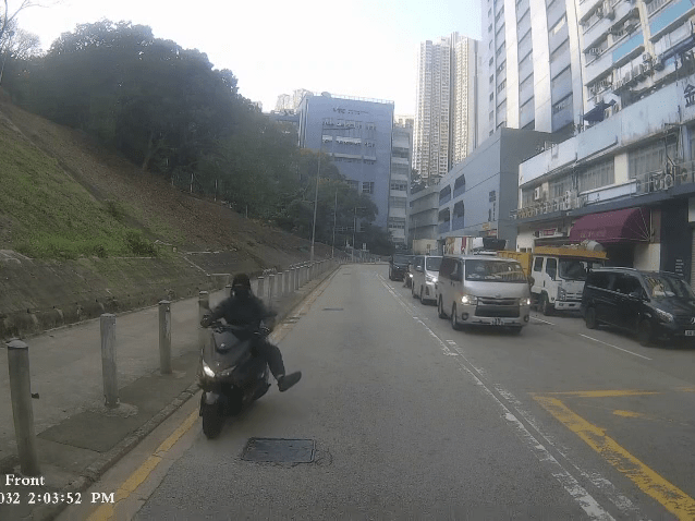 鐵騎士在馬路兜了一圈並一度逆線行駛，嚇得附近車輛煞停。