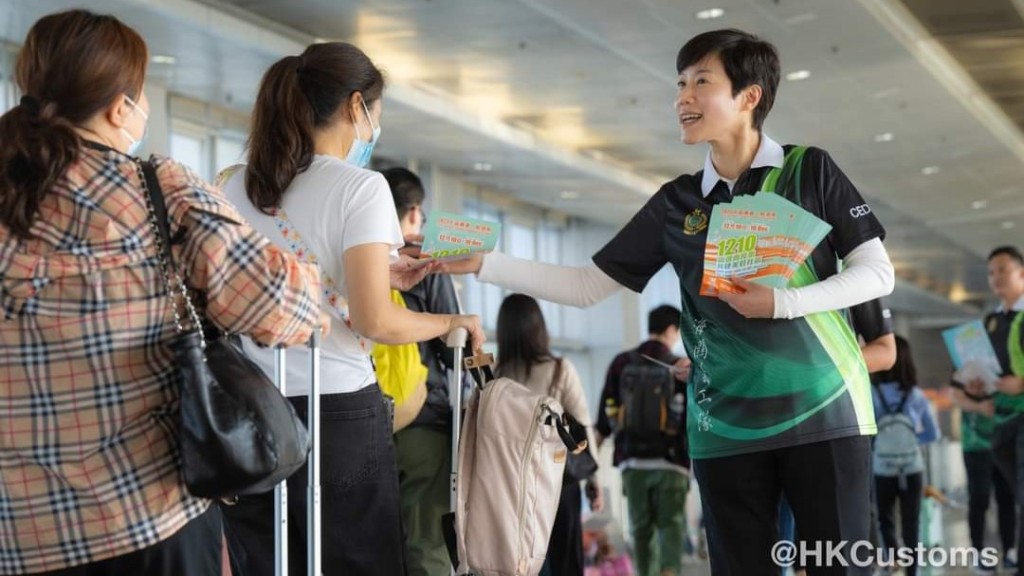 何珮珊喺落馬洲支線管制站向市民派發區選單張。(海關fb圖片)