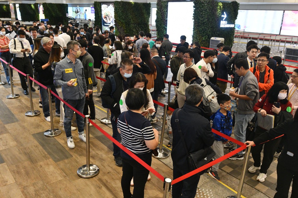 上午9時開始，已有多名準買家到達位於南昌站上蓋V Walk的售樓處。