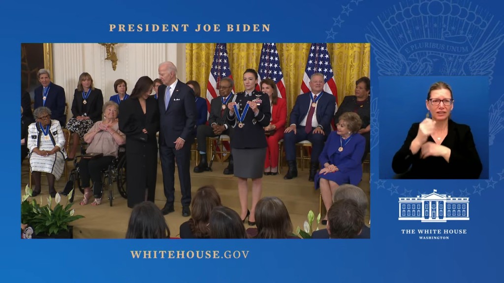楊紫瓊親自接受由美國總統拜登（Joe Biden）授予的總統自由勳章。