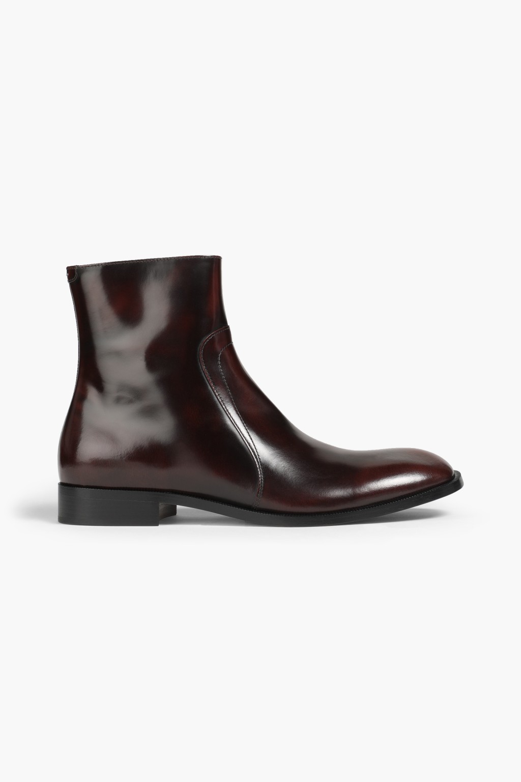 Maison Margiela黑色男装短靴/原价$3,214、现售$2,410/The Outnet。