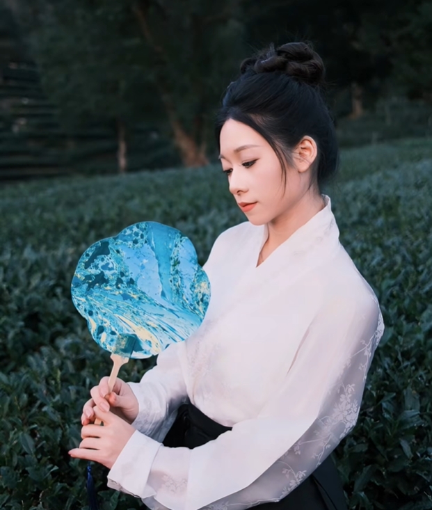 吴柳芳转型古风，走出阴霾迎新生。 抖音