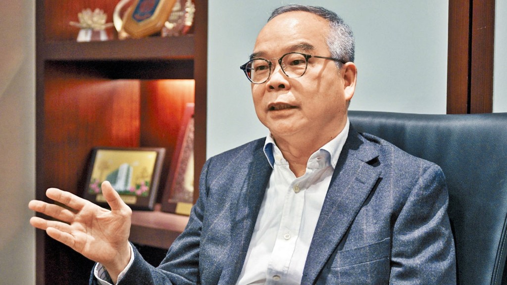 劉江華說,為官須低調審慎,不可「任你行」。