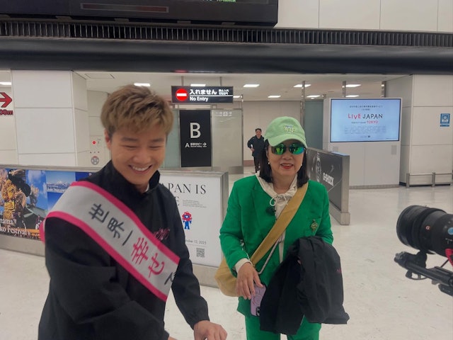 近期羅家英參與話劇《驢得水》,正於內地宣傳,汪明荃則與周奕瑋(Jarvis)於日本拍《帶阿姐看世界》未有隨行。 近期羅家英參與話劇《驢得水》,正於內地宣傳,汪明荃則與周奕瑋(Jarvis)於日本拍《帶阿姐看世界》未有隨行。