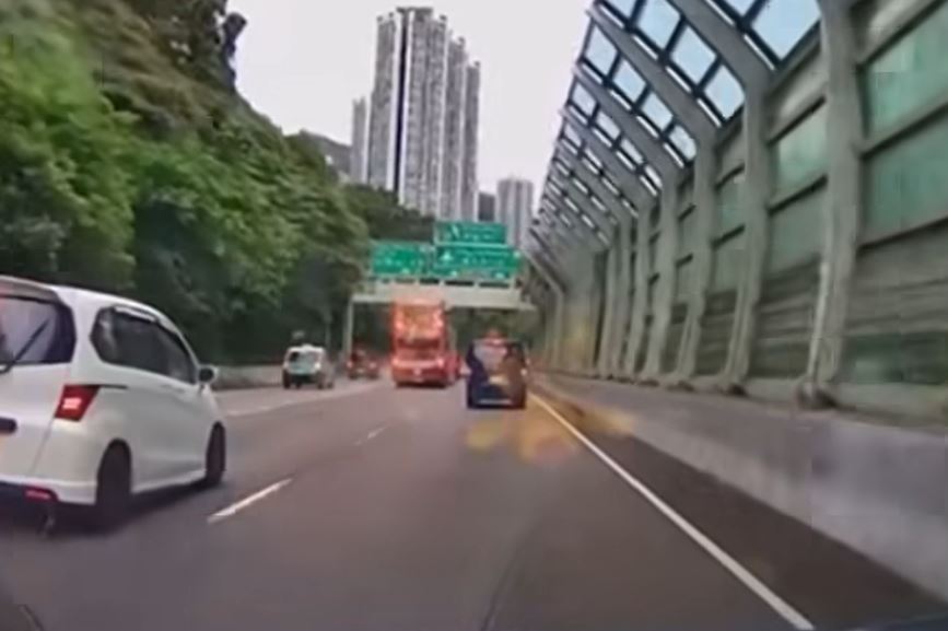 九巴沿屯門公路中線行駛，途中亮起死火燈。fb車cam L（香港群組）影片截圖