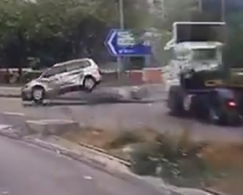 迴旋處私家車失事。網上圖片