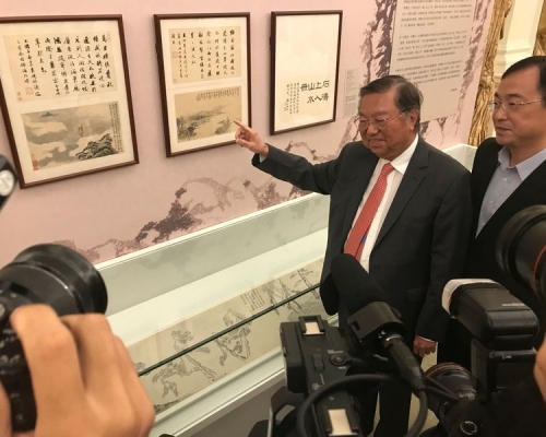 何世柱捐出逾38億元珍藏中國書畫。