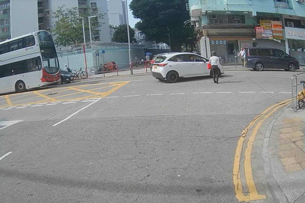 女事主自行爬起身。fb车cam L（香港群组）影片截图