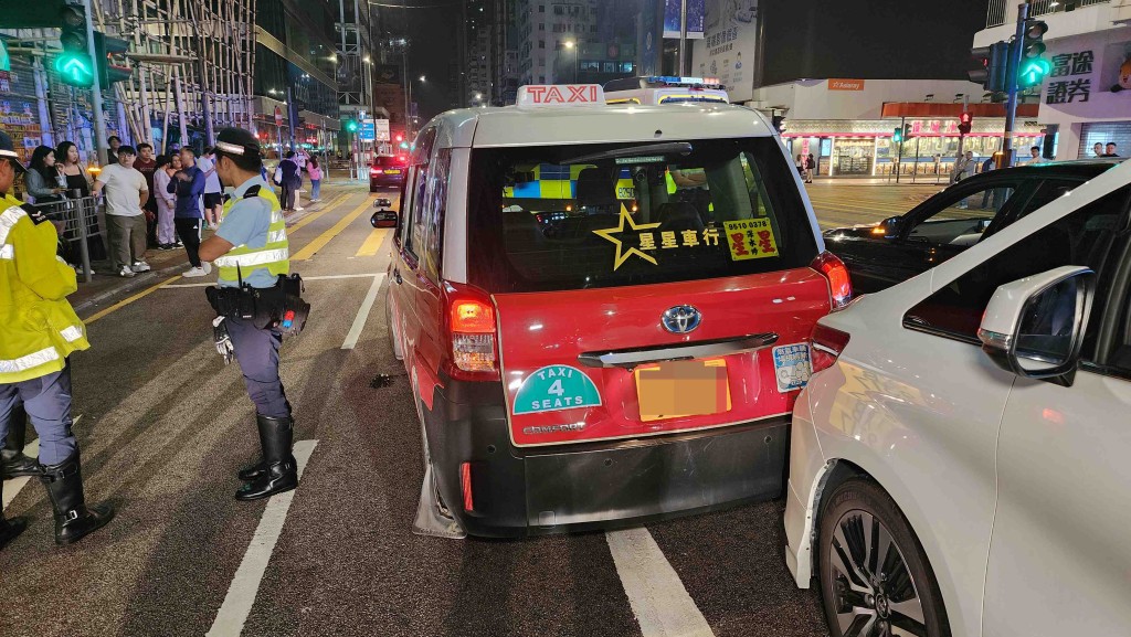 七人車撞向一輛的士及一輛寶馬私家車。 七人車撞向一輛的士及一輛寶馬私家車。