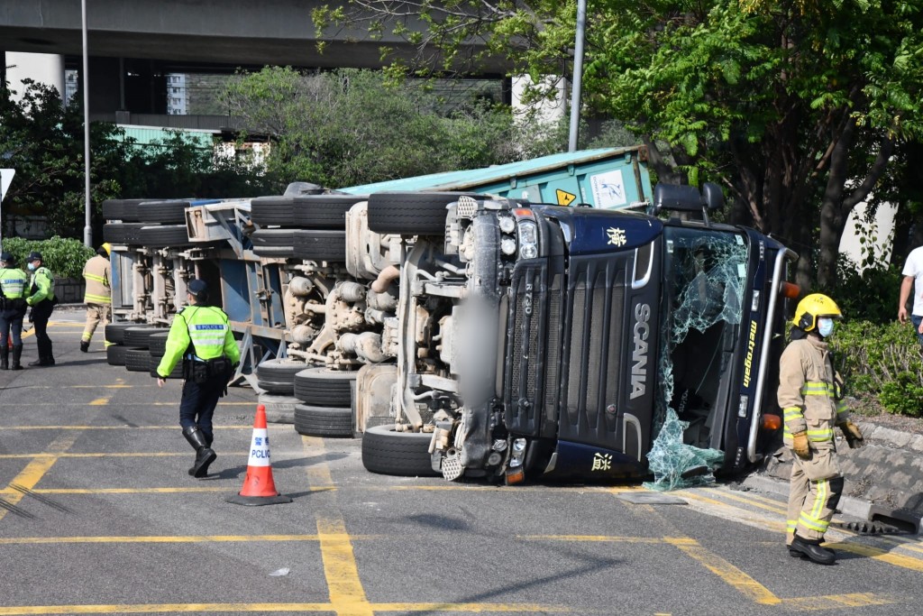 貨櫃車翻側橫亙路上。徐裕民攝