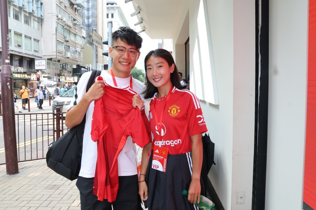 香港長跑代表羅映潮(右)及長跑男友黃啟樂(左)得到曼聯三子的簽名。徐嘉華攝