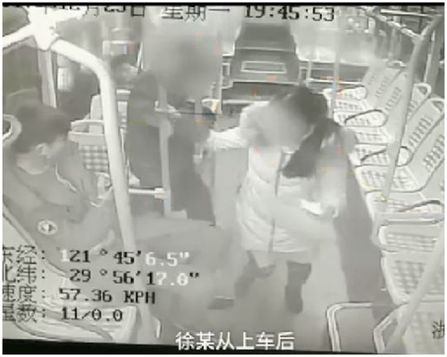 徐男追著楊女,作出疑似自慰行為(網上圖片)