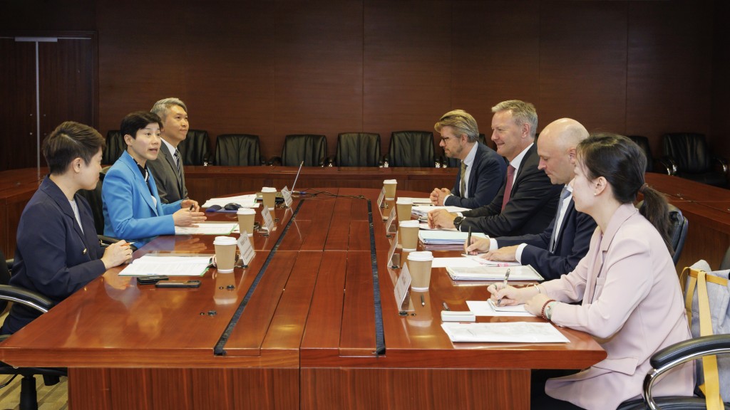 何佩珊与丹麦专利商标局局长及行政总裁Sune Stampe Sørensen(右三)会面。政府新闻处图片
