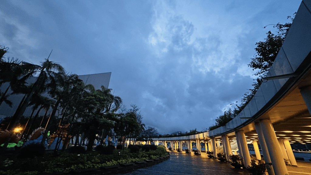 本港地区今日大致多云，有几阵骤雨。蔡楚辉摄