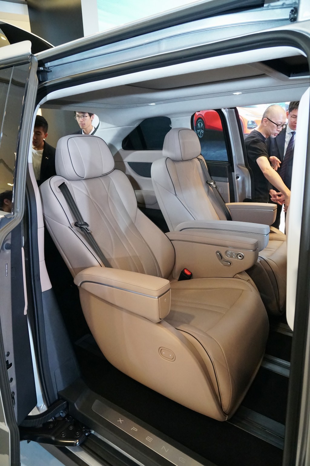 小鵬汽車XPENG X9中排兩張獨立電控大班椅附冷暖功能和小腿承托墊。
