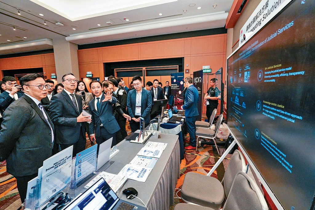 律政司司長林定國與律政司副司長張國鈞在法律科技節2025會場內聽取參展商介紹。