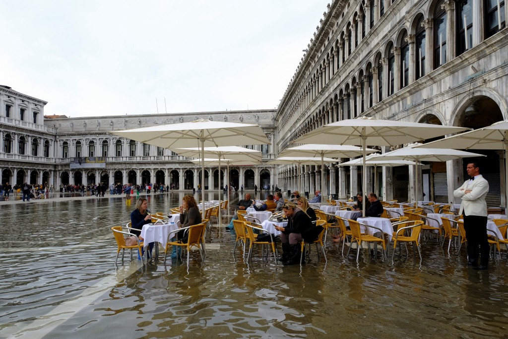正值潮漲威尼斯島上被水淹浸。路透社資料圖片