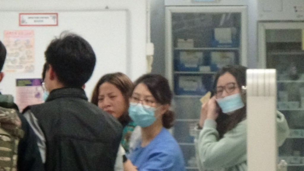 死者親友到醫院協助調查。