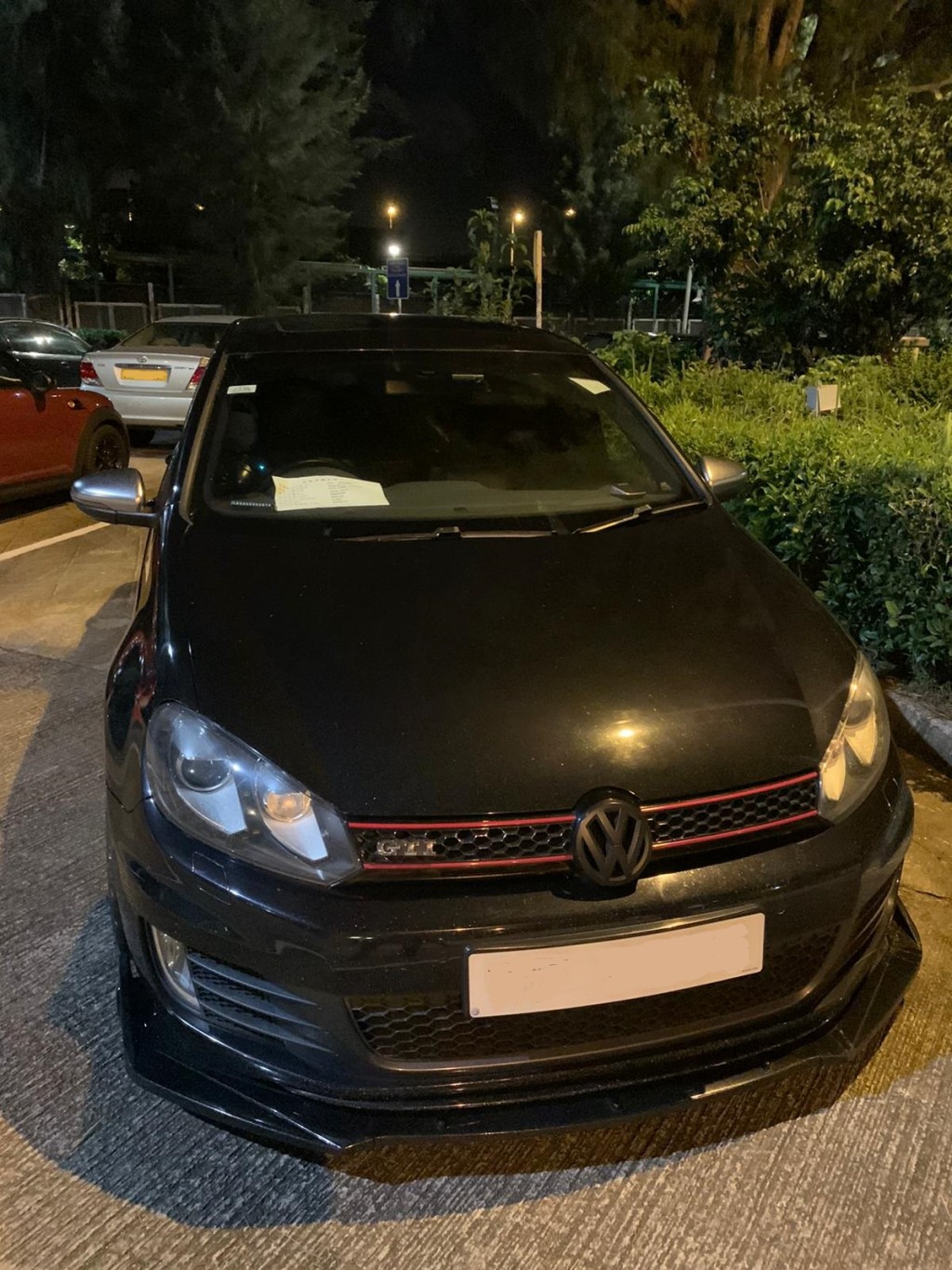 警方发现两辆怀疑非法改装的私家车，已扣查作进一步检验。警方提供