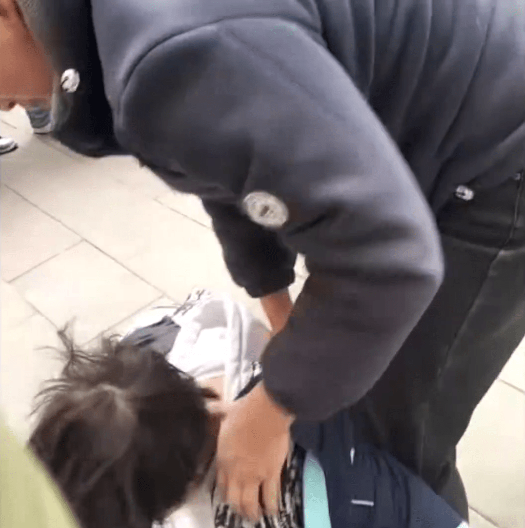 重慶男生被鎖喉、推搡、按地，疑因髮型問題遭老師當眾強行剪髮。